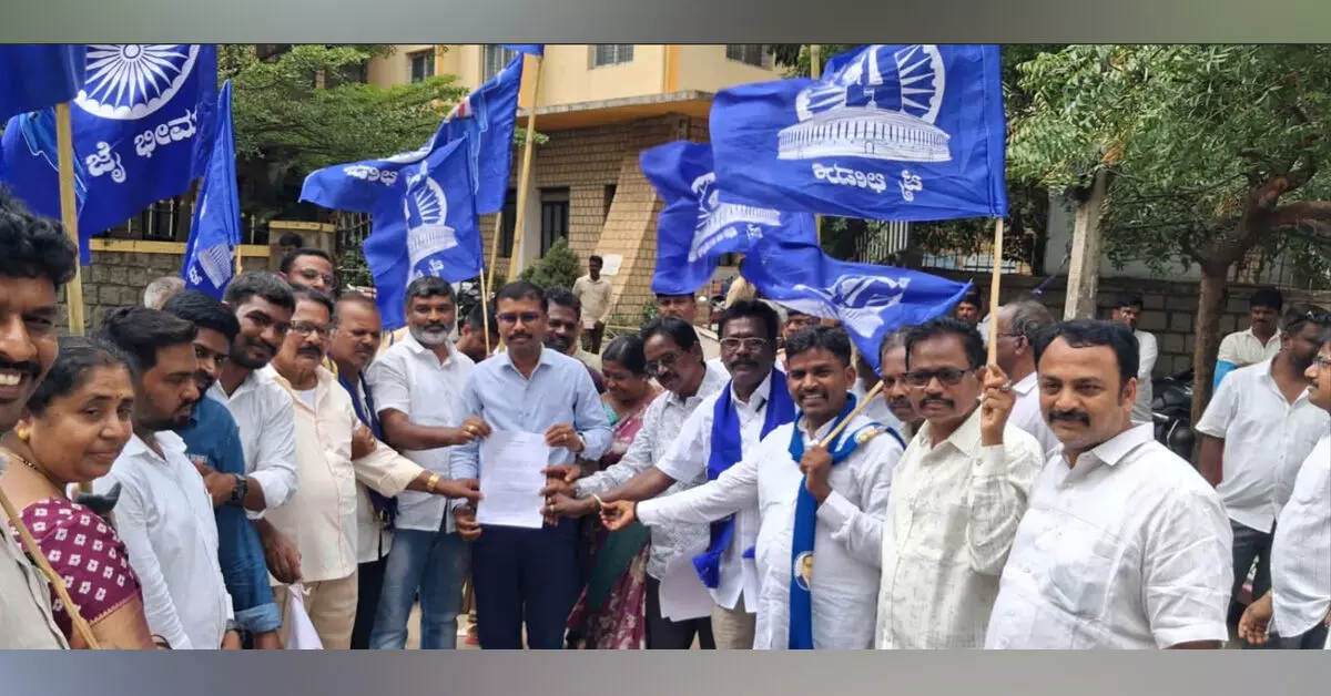 Vijayanagara | ಸೋನಮ್ ವಾಂಗ್ಚುಕ್ ಬಂಧನ ಖಂಡಿಸಿ ಹೊಸಪೇಟೆಯಲ್ಲಿ ಪ್ರತಿಭಟನೆ Vijayanagara | ಸೋನಮ್ ವಾಂಗ್ಚುಕ್ ಬಂಧನ ಖಂಡಿಸಿ ಹೊಸಪೇಟೆಯಲ್ಲಿ ಪ್ರತಿಭಟನೆ