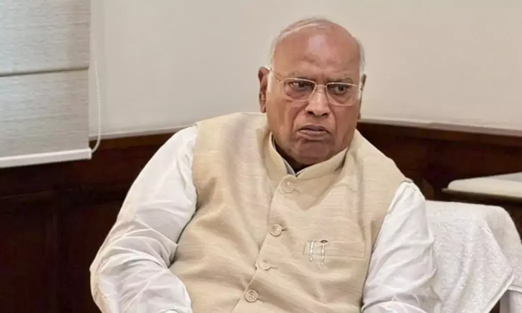 ‘‘ಪ್ರಜಾಪ್ರಭುತ್ವದ ತಾಯಿ’’ ತನ್ನ ಮಕ್ಕಳನ್ನು ಹೀಗೆ ನಡೆಸಿಕೊಳ್ಳುವುದಿಲ್ಲ : ಪ್ರತಿಭಟನಾ ನಿರತ ವಿದ್ಯಾರ್ಥಿಗಳ ಮೇಲಿನ ಪೊಲೀಸ್ ದೌರ್ಜನ್ಯದ ಬಗ್ಗೆ ಮಲ್ಲಿಕಾರ್ಜುನ ಖರ್ಗೆ ಕಳವಳ