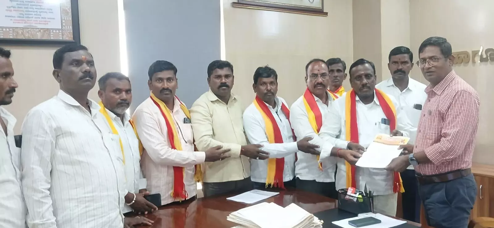 ರಾಯಚೂರು ಜಿಲ್ಲೆಯನ್ನು ಬರಪೀಡಿತ ಪ್ರದೇಶವೆಂದು ಘೋಷಿಸಲು ಕನ್ನಡ ಸೇನೆ ಆಗ್ರಹ ರಾಯಚೂರು ಜಿಲ್ಲೆಯನ್ನು ಬರಪೀಡಿತ ಪ್ರದೇಶವೆಂದು ಘೋಷಿಸಲು ಕನ್ನಡ ಸೇನೆ ಆಗ್ರಹ