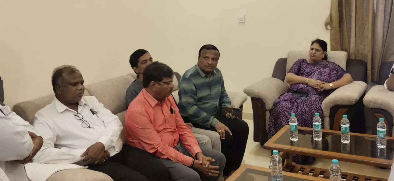 Harapanahalli | ಬೆಳೆ ವಿಮೆಗೆ ಬಂದ ರೈತರನ್ನು ವಾಪಸ್ ಕಳುಹಿಸಿದರೆ ಕ್ರಮ: ಬ್ಯಾಂಕ್ಗಳಿಗೆ ಡಿಸಿ ಎಚ್ಚರಿಕೆ Harapanahalli | ಬೆಳೆ ವಿಮೆಗೆ ಬಂದ ರೈತರನ್ನು ವಾಪಸ್ ಕಳುಹಿಸಿದರೆ ಕ್ರಮ: ಬ್ಯಾಂಕ್ಗಳಿಗೆ ಡಿಸಿ ಎಚ್ಚರಿಕೆ