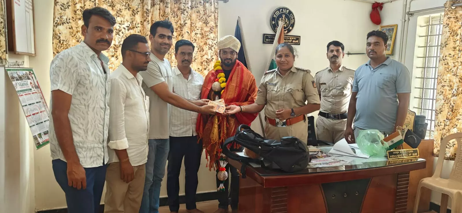 Afzalpur | 1 ಲಕ್ಷ ರೂ. ನಗದು ಇದ್ದ ಬ್ಯಾಗ್ ಅನ್ನು ಮರಳಿಸಿದ ಕೆಫೆ ಮಾಲಕನಿಗೆ ಪೊಲೀಸ್ ಠಾಣೆಯಲ್ಲಿ ಸನ್ಮಾನ Afzalpur | 1 ಲಕ್ಷ ರೂ. ನಗದು ಇದ್ದ ಬ್ಯಾಗ್ ಅನ್ನು ಮರಳಿಸಿದ ಕೆಫೆ ಮಾಲಕನಿಗೆ ಪೊಲೀಸ್ ಠಾಣೆಯಲ್ಲಿ ಸನ್ಮಾನ