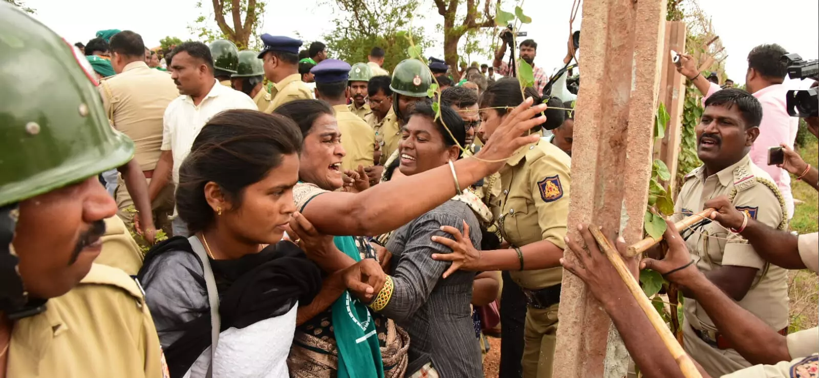 Koppal | ಬಲ್ಡೋಟಾ ಕಾರ್ಖಾನೆಯ ಗೇಟ್ ಮುರಿದು ಆವರಣಕ್ಕೆ ನುಗ್ಗಿದ ರೈತರು Koppal | ಬಲ್ಡೋಟಾ ಕಾರ್ಖಾನೆಯ ಗೇಟ್ ಮುರಿದು ಆವರಣಕ್ಕೆ ನುಗ್ಗಿದ ರೈತರು