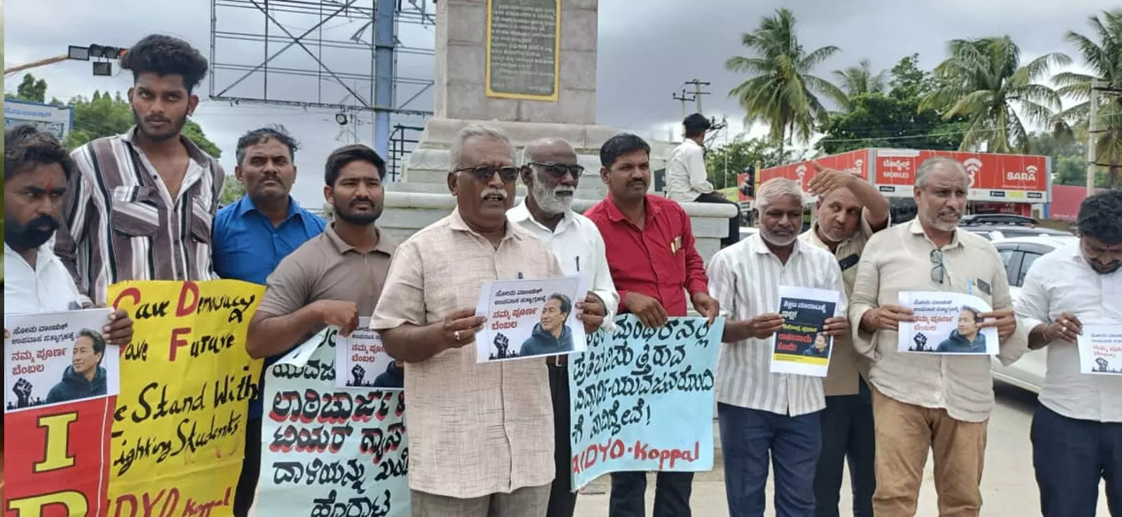 Koppal | ಜಂತರ್ ಮಂತರ್ನಲ್ಲಿ ಪ್ರತಿಭಟನಾನಿರತರ ಮೇಲೆ ನಡೆದ ಲಾಠಿ ಚಾರ್ಜ್ ಖಂಡಿಸಿ ಪ್ರತಿಭಟನೆ Koppal | ಜಂತರ್ ಮಂತರ್ನಲ್ಲಿ ಪ್ರತಿಭಟನಾನಿರತರ ಮೇಲೆ ನಡೆದ ಲಾಠಿ ಚಾರ್ಜ್ ಖಂಡಿಸಿ ಪ್ರತಿಭಟನೆ