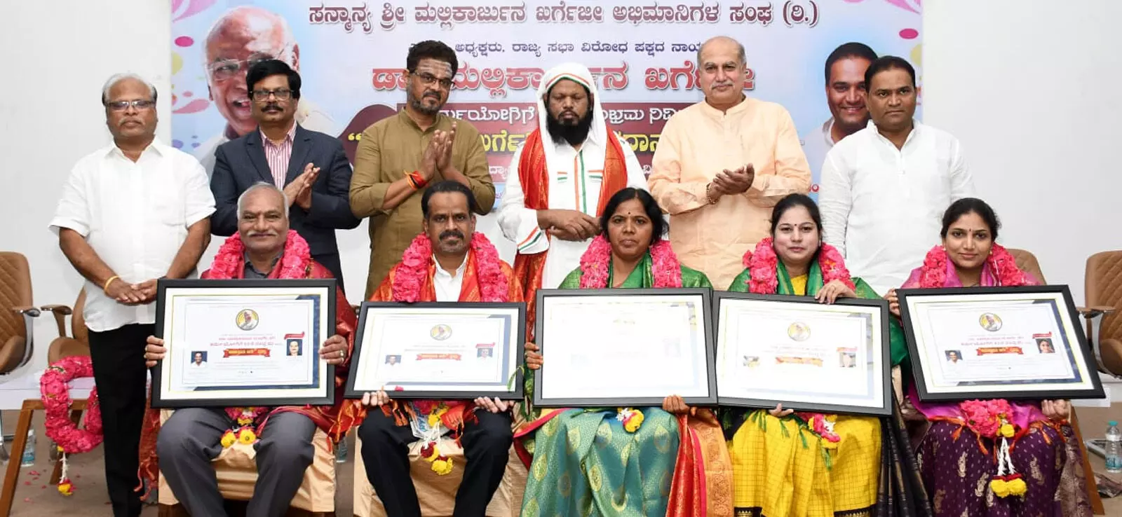 Kalaburagi | ವಿವಿಧ ಕ್ಷೇತ್ರಗಳ ಸಾಧಕರಿಗೆ ‘ಕುಶಾಗ್ರಮತಿ ಖರ್ಗೆ’ ಪ್ರಶಸ್ತಿ ಪ್ರದಾನ Kalaburagi | ವಿವಿಧ ಕ್ಷೇತ್ರಗಳ ಸಾಧಕರಿಗೆ ‘ಕುಶಾಗ್ರಮತಿ ಖರ್ಗೆ’ ಪ್ರಶಸ್ತಿ ಪ್ರದಾನ
