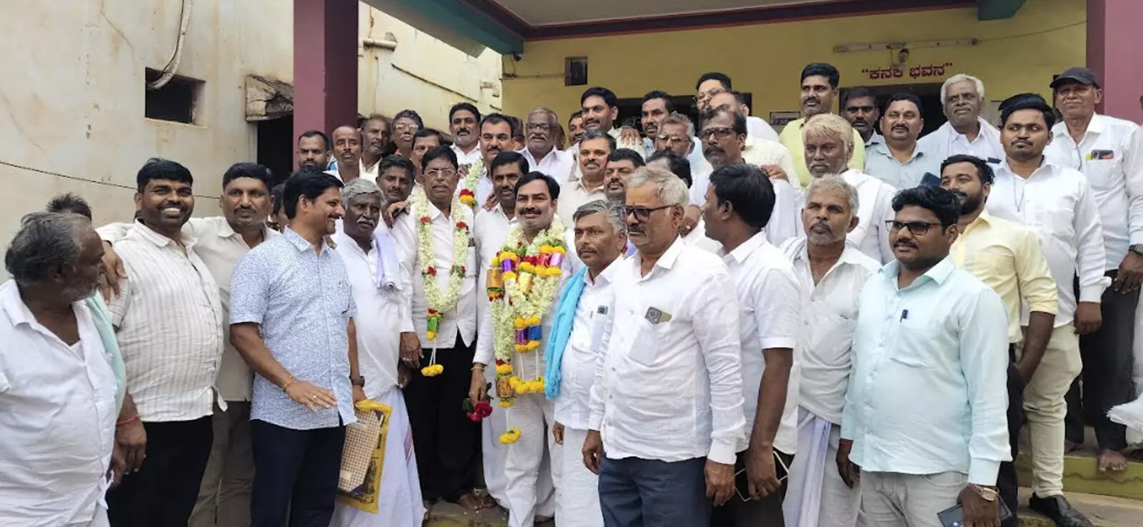 ಸಂಡೂರು ತಾಲೂಕು ಕುರುಬ ಸಂಘದ ಅಧ್ಯಕ್ಷರಾಗಿ ಸುರೇಶ್ ಕೆ.ವಿ ಆಯ್ಕೆ ಸಂಡೂರು ತಾಲೂಕು ಕುರುಬ ಸಂಘದ ಅಧ್ಯಕ್ಷರಾಗಿ ಸುರೇಶ್ ಕೆ.ವಿ ಆಯ್ಕೆ