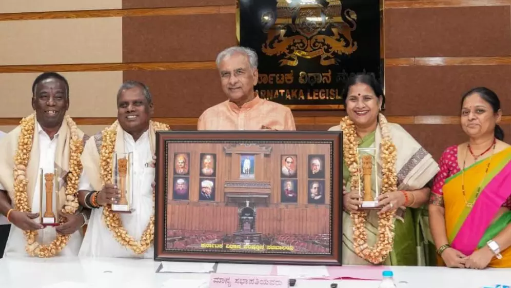 ಅವಧಿ ಪೂರ್ಣಗೊಳಿಸಿದ ಐವರು ವಿಧಾನ ಪರಿಷತ್ ಸದಸ್ಯರಿಗೆ ಬೀಳ್ಕೊಡುಗೆ ಅವಧಿ ಪೂರ್ಣಗೊಳಿಸಿದ ಐವರು ವಿಧಾನ ಪರಿಷತ್ ಸದಸ್ಯರಿಗೆ ಬೀಳ್ಕೊಡುಗೆ