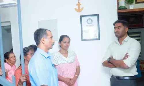 ಕಾಸರಗೋಡು: ರಷ್ಯಾ ಕ್ಷಿಪಣಿ ದಾಳಿಯಲ್ಲಿ ಮೃತಪಟ್ಟ ಅಖಿಲ್ ನಿವಾಸಕ್ಕೆ ಜಿಲ್ಲಾಧಿಕಾರಿ ಅರ್ಜುನ್ ಪಾಂಡ್ಯನ್ ಭೇಟಿ