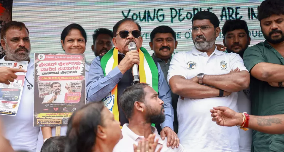 ನೀಟ್ ಪ್ರಶ್ನೆಪತ್ರಿಕೆ ಸೋರಿಕೆ ಖಂಡಿಸಿ ಚಿಕ್ಕಬಳ್ಳಾಪುರ ಜಿಲ್ಲಾ ಯೂತ್ ಕಾಂಗ್ರೆಸ್ ಪ್ರತಿಭಟನೆ ನೀಟ್ ಪ್ರಶ್ನೆಪತ್ರಿಕೆ ಸೋರಿಕೆ ಖಂಡಿಸಿ ಚಿಕ್ಕಬಳ್ಳಾಪುರ ಜಿಲ್ಲಾ ಯೂತ್ ಕಾಂಗ್ರೆಸ್ ಪ್ರತಿಭಟನೆ
