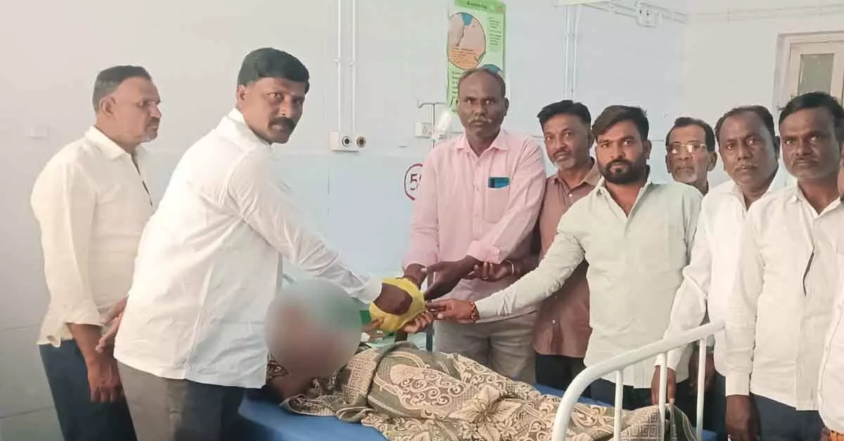 ಮಲ್ಲಿಕಾರ್ಜುನ ಖರ್ಗೆ ಜನ್ಮದಿನಾಚರಣೆ: ದೇವದುರ್ಗ ಸಾರ್ವಜನಿಕ ಆಸ್ಪತ್ರೆಯಲ್ಲಿ ರೋಗಿಗಳಿಗೆ ಹಣ್ಣು, ಬ್ರೆಡ್ ವಿತರಣೆ ಮಲ್ಲಿಕಾರ್ಜುನ ಖರ್ಗೆ ಜನ್ಮದಿನಾಚರಣೆ: ದೇವದುರ್ಗ ಸಾರ್ವಜನಿಕ ಆಸ್ಪತ್ರೆಯಲ್ಲಿ ರೋಗಿಗಳಿಗೆ ಹಣ್ಣು, ಬ್ರೆಡ್ ವಿತರಣೆ