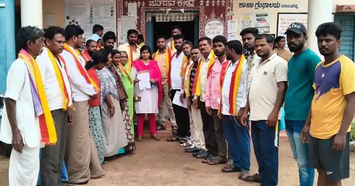 ದೇವದುರ್ಗ : ಚರಂಡಿ, ಶೌಚಾಲಯ ಸಮಸ್ಯೆ ಪರಿಹರಿಸುವಂತೆ ಕರವೇ ಆಗ್ರಹ ದೇವದುರ್ಗ : ಚರಂಡಿ, ಶೌಚಾಲಯ ಸಮಸ್ಯೆ ಪರಿಹರಿಸುವಂತೆ ಕರವೇ ಆಗ್ರಹ