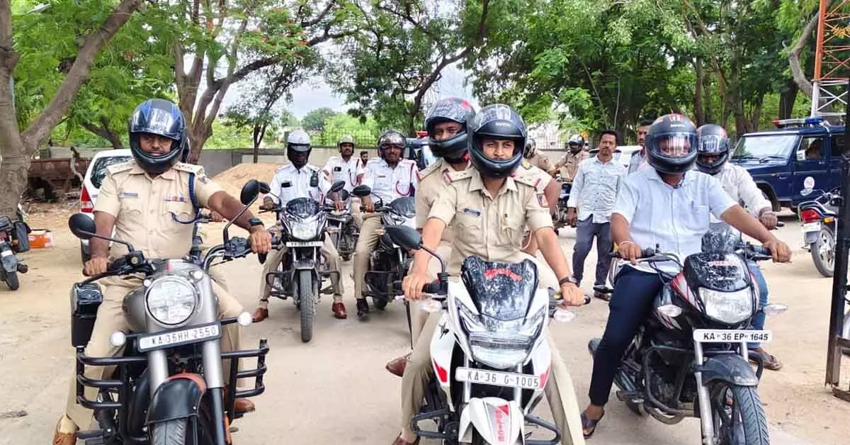 ಸಿಂಧನೂರು : ‘ಹೆಲ್ಮೆಟ್ ಕಡ್ಡಾಯ’ ಜಾಗೃತಿ ಅಭಿಯಾನಕ್ಕೆ ಡಿವೈಎಸ್ಪಿ ಚಂದ್ರಶೇಖರ ಚಾಲನೆ ಸಿಂಧನೂರು : ‘ಹೆಲ್ಮೆಟ್ ಕಡ್ಡಾಯ’ ಜಾಗೃತಿ ಅಭಿಯಾನಕ್ಕೆ ಡಿವೈಎಸ್ಪಿ ಚಂದ್ರಶೇಖರ ಚಾಲನೆ