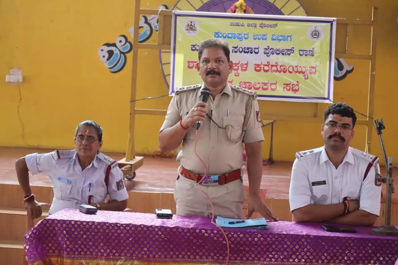 ಕುಂದಾಪುರ: ಶಾಲಾ ಬಸ್ಗಳು ನಿಯಮ ಪಾಲನೆಯಲ್ಲಿ ಎಚ್ಚರ ವಹಿಸಬೇಕು; ಪೊಲೀಸ್ ನಿರೀಕ್ಷಕ ಜಯರಾಮ ಗೌಡ ಕುಂದಾಪುರ: ಶಾಲಾ ಬಸ್ಗಳು ನಿಯಮ ಪಾಲನೆಯಲ್ಲಿ ಎಚ್ಚರ ವಹಿಸಬೇಕು; ಪೊಲೀಸ್ ನಿರೀಕ್ಷಕ ಜಯರಾಮ ಗೌಡ