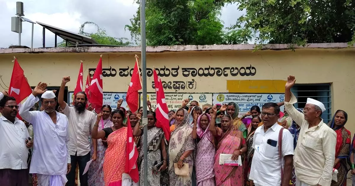 ಆಳಂದ: ಬರ ಪರಿಹಾರ ಕಾಮಗಾರಿಗಳಿಗೆ ಆಗ್ರಹಿಸಿ ಮೋಘಾ-ಕೆ ಗ್ರಾಮ ಪಂಚಾಯತ್ ಎದುರು ಸಿಪಿಐ(ಎಂ) ಪ್ರತಿಭಟನೆ ಆಳಂದ: ಬರ ಪರಿಹಾರ ಕಾಮಗಾರಿಗಳಿಗೆ ಆಗ್ರಹಿಸಿ ಮೋಘಾ-ಕೆ ಗ್ರಾಮ ಪಂಚಾಯತ್ ಎದುರು ಸಿಪಿಐ(ಎಂ) ಪ್ರತಿಭಟನೆ