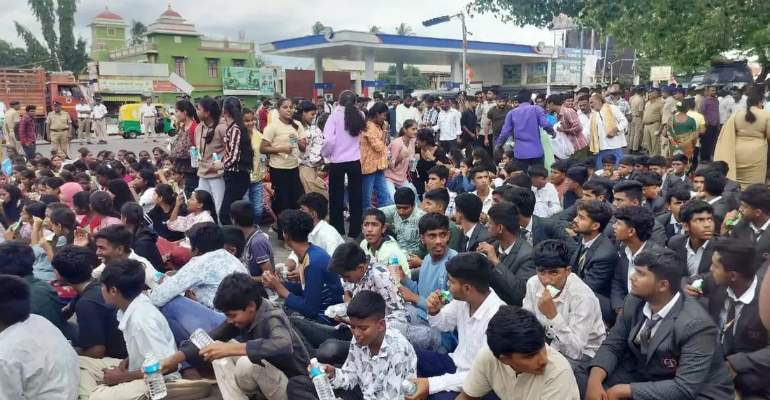 Mandya | ಪೊಲೀಸರ ದೌರ್ಜನ್ಯ ಖಂಡಿಸಿ ವಿದ್ಯಾರ್ಥಿಗಳಿಂದ ಬೃಹತ್ ಪ್ರತಿಭಟನೆ Mandya | ಪೊಲೀಸರ ದೌರ್ಜನ್ಯ ಖಂಡಿಸಿ ವಿದ್ಯಾರ್ಥಿಗಳಿಂದ ಬೃಹತ್ ಪ್ರತಿಭಟನೆ