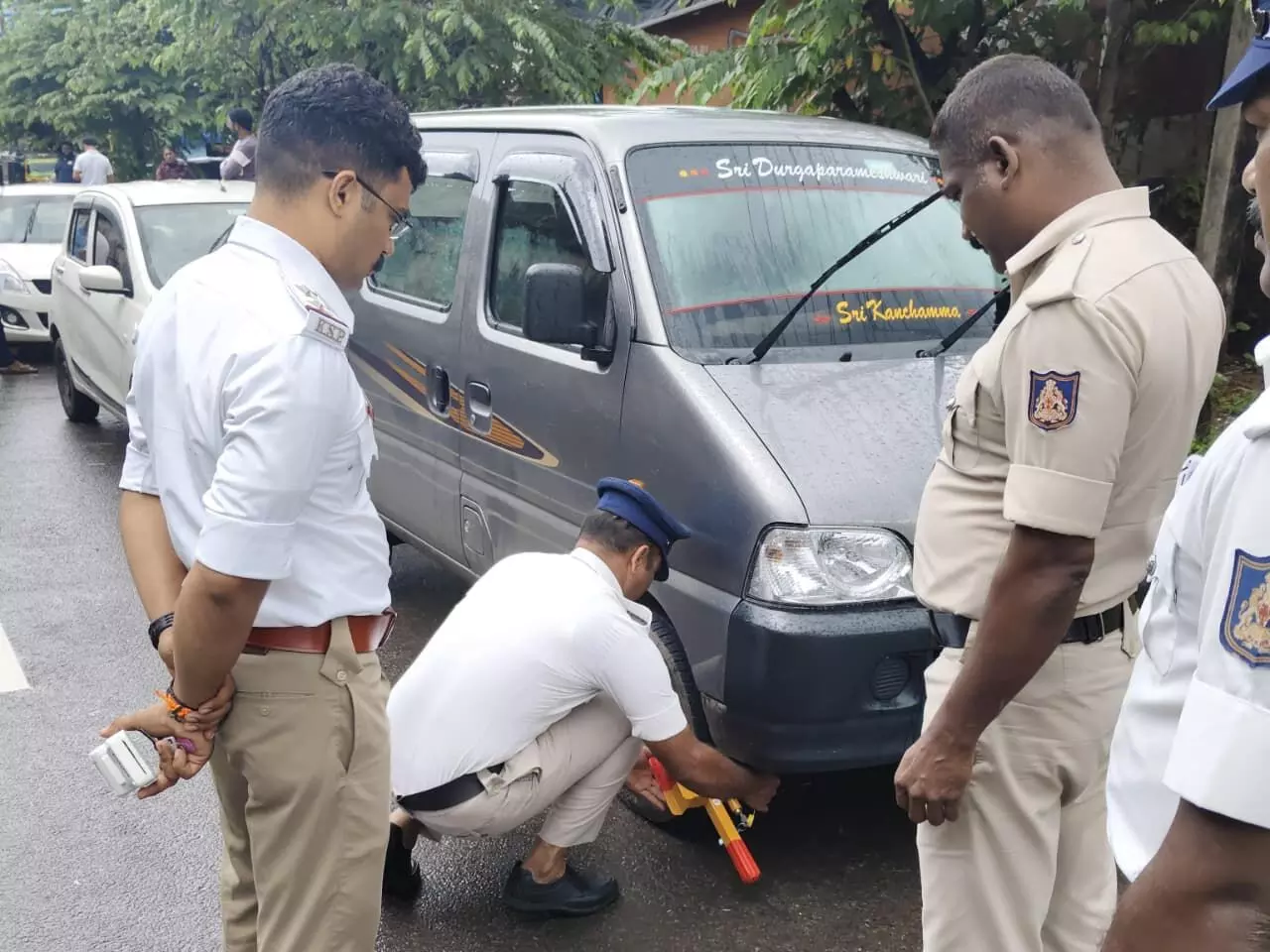 ಕೋಟೇಶ್ವರ: ಸರ್ವೀಸ್ ರಸ್ತೆಯಲ್ಲಿ ಪಾರ್ಕಿಂಗ್ ಮಾಡಿದ್ದ ವಾಹನಗಳಿಗೆ ಪೊಲೀಸರಿಂದ ಲಾಕ್! ಕೋಟೇಶ್ವರ: ಸರ್ವೀಸ್ ರಸ್ತೆಯಲ್ಲಿ ಪಾರ್ಕಿಂಗ್ ಮಾಡಿದ್ದ ವಾಹನಗಳಿಗೆ ಪೊಲೀಸರಿಂದ ಲಾಕ್!