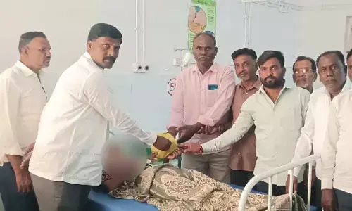 ಮಲ್ಲಿಕಾರ್ಜುನ ಖರ್ಗೆ ಜನ್ಮದಿನಾಚರಣೆ: ದೇವದುರ್ಗ ಸಾರ್ವಜನಿಕ ಆಸ್ಪತ್ರೆಯಲ್ಲಿ ರೋಗಿಗಳಿಗೆ ಹಣ್ಣು, ಬ್ರೆಡ್ ವಿತರಣೆ