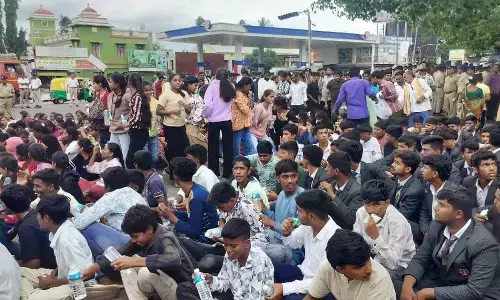Mandya | ಪೊಲೀಸರ ದೌರ್ಜನ್ಯ ಖಂಡಿಸಿ ವಿದ್ಯಾರ್ಥಿಗಳಿಂದ ಬೃಹತ್ ಪ್ರತಿಭಟನೆ