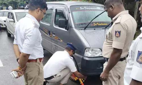 ಕೋಟೇಶ್ವರ: ಸರ್ವೀಸ್ ರಸ್ತೆಯಲ್ಲಿ ಪಾರ್ಕಿಂಗ್ ಮಾಡಿದ್ದ ವಾಹನಗಳಿಗೆ ಪೊಲೀಸರಿಂದ ಲಾಕ್!