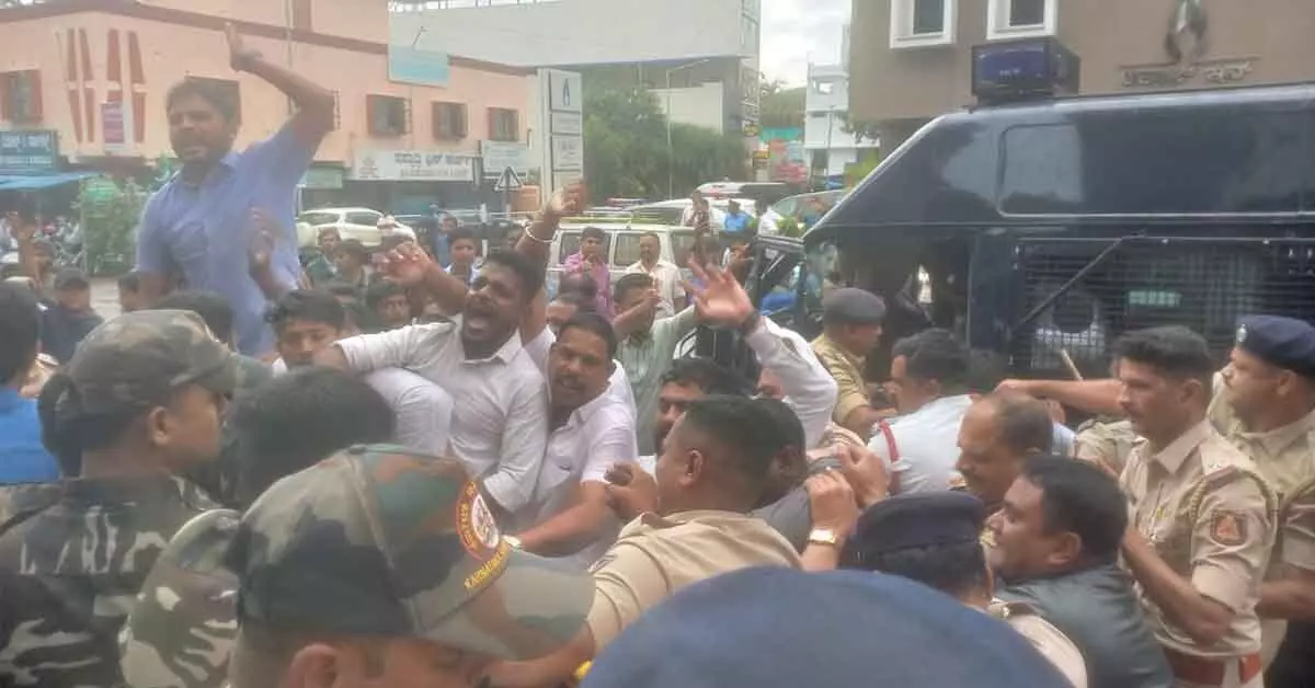 ಶಿವಮೊಗ್ಗ: ನೀಟ್ ಅಕ್ರಮ ವಿರೋಧಿಸಿ ಕಾಂಗ್ರೆಸ್ ಪ್ರತಿಭಟನೆ; ಬಿಜೆಪಿ ಕಚೇರಿಗೆ ಮುತ್ತಿಗೆಗೆ ಯತ್ನ ಶಿವಮೊಗ್ಗ: ನೀಟ್ ಅಕ್ರಮ ವಿರೋಧಿಸಿ ಕಾಂಗ್ರೆಸ್ ಪ್ರತಿಭಟನೆ; ಬಿಜೆಪಿ ಕಚೇರಿಗೆ ಮುತ್ತಿಗೆಗೆ ಯತ್ನ