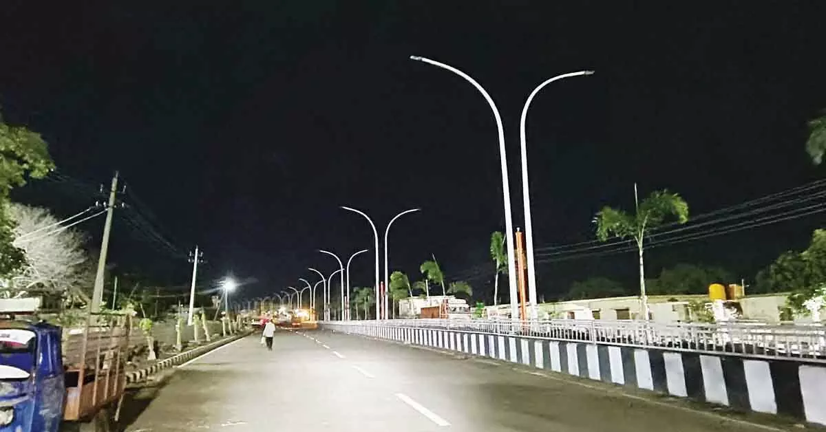 ಆಲಮೇಲ: ಉದ್ಘಾಟನೆಗೊಂಡು ತಿಂಗಳಾದರೂ ಬೆಳಗದ ಬೀದಿ ದೀಪಗಳು ಆಲಮೇಲ: ಉದ್ಘಾಟನೆಗೊಂಡು ತಿಂಗಳಾದರೂ ಬೆಳಗದ ಬೀದಿ ದೀಪಗಳು
