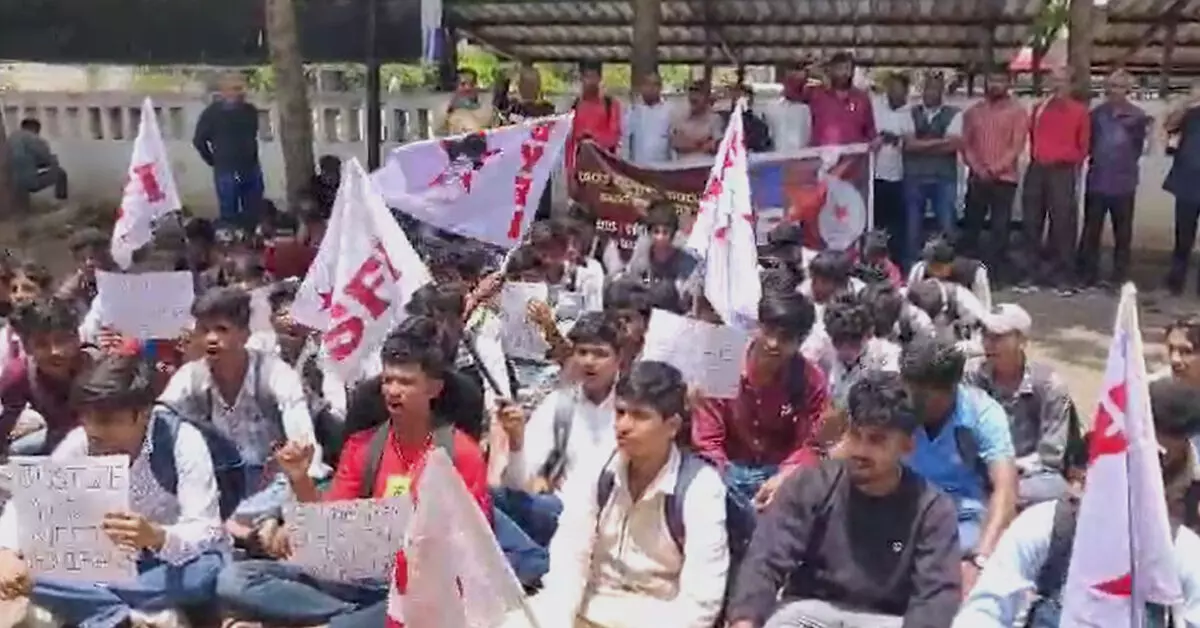 NEET ಅಕ್ರಮ ಖಂಡಿಸಿ ಹಾಸನದಲ್ಲಿ ಪ್ರತಿಭಟನೆ; ಶಿಕ್ಷಣ ಸಚಿವ ಧರ್ಮೇಂದ್ರ ಪ್ರಧಾನ್ ರಾಜೀನಾಮೆಗೆ ಆಗ್ರಹ NEET ಅಕ್ರಮ ಖಂಡಿಸಿ ಹಾಸನದಲ್ಲಿ ಪ್ರತಿಭಟನೆ; ಶಿಕ್ಷಣ ಸಚಿವ ಧರ್ಮೇಂದ್ರ ಪ್ರಧಾನ್ ರಾಜೀನಾಮೆಗೆ ಆಗ್ರಹ
