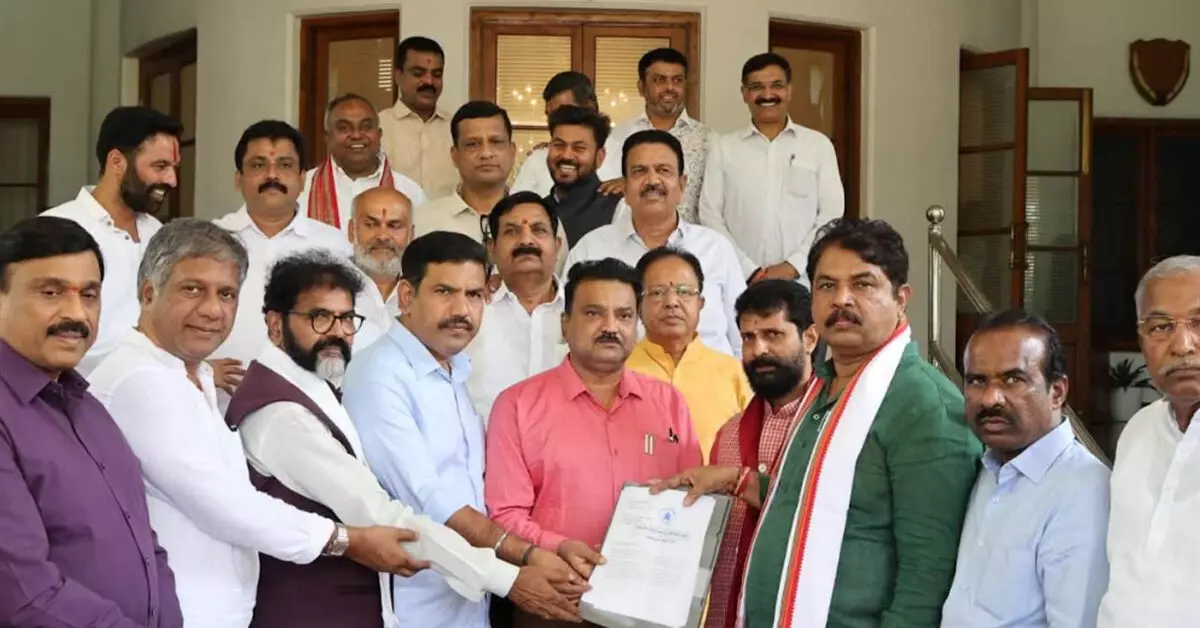 ಶಾಸಕರ ಮೇಲೆ ಹಲ್ಲೆ ಆರೋಪ | ಕ್ರಮಕ್ಕೆ ಆಗ್ರಹಿಸಿ ರಾಜ್ಯಪಾಲರಿಗೆ ಬಿಜೆಪಿ ಮನವಿ ಶಾಸಕರ ಮೇಲೆ ಹಲ್ಲೆ ಆರೋಪ | ಕ್ರಮಕ್ಕೆ ಆಗ್ರಹಿಸಿ ರಾಜ್ಯಪಾಲರಿಗೆ ಬಿಜೆಪಿ ಮನವಿ