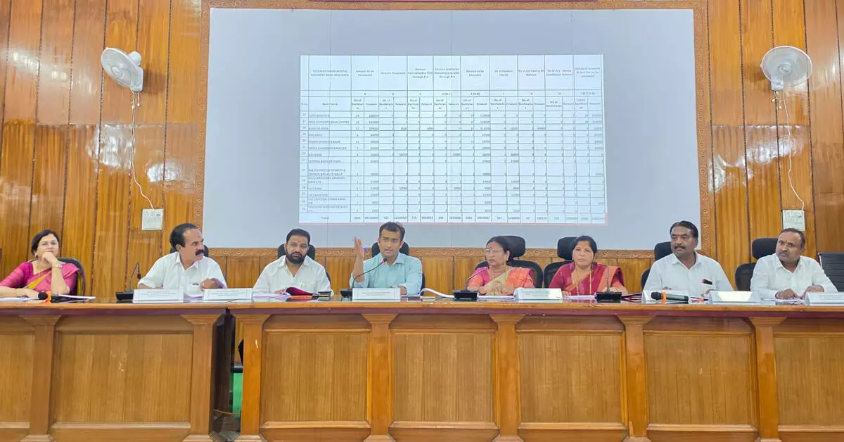 Kalaburagi | ಪಂಚ ಗ್ಯಾರಂಟಿ ಅನುಷ್ಠಾನದಲ್ಲಿ ಸಾರ್ವಜನಿಕರಿಗೆ ತೊಂದರೆಯಾಗದಂತೆ ಕ್ರಮವಹಿಸಿ : ಚಂದ್ರಿಕಾ ಪರಮೇಶ್ವರ್ Kalaburagi | ಪಂಚ ಗ್ಯಾರಂಟಿ ಅನುಷ್ಠಾನದಲ್ಲಿ ಸಾರ್ವಜನಿಕರಿಗೆ ತೊಂದರೆಯಾಗದಂತೆ ಕ್ರಮವಹಿಸಿ : ಚಂದ್ರಿಕಾ ಪರಮೇಶ್ವರ್
