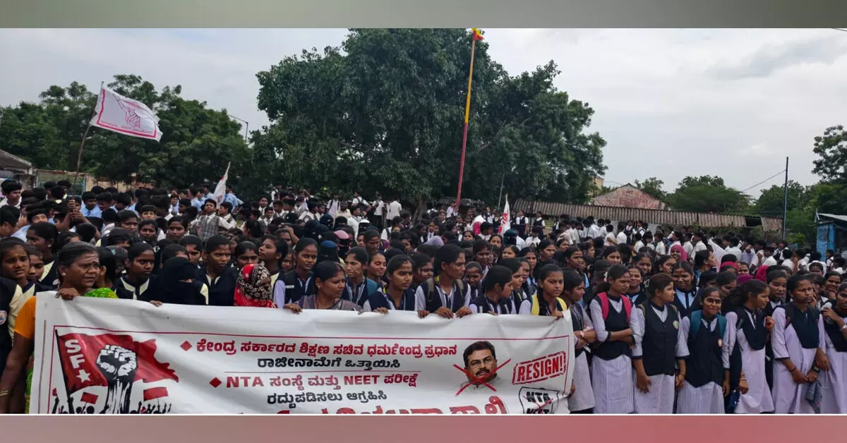 ಹಟ್ಟಿ | ನೀಟ್ ಅಕ್ರಮ ಖಂಡಿಸಿ ಎಸ್ಎಫ್ಐ ಪ್ರತಿಭಟನಾ ರ್ಯಾಲಿ ಹಟ್ಟಿ | ನೀಟ್ ಅಕ್ರಮ ಖಂಡಿಸಿ ಎಸ್ಎಫ್ಐ ಪ್ರತಿಭಟನಾ ರ್ಯಾಲಿ
