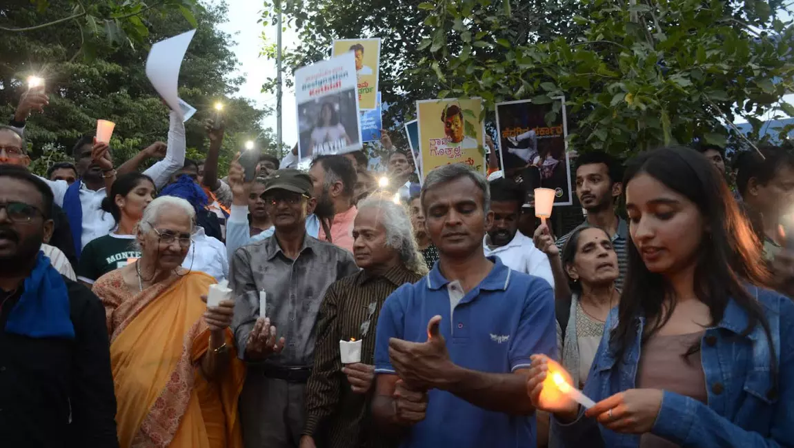 Bengaluru | ಶಿಕ್ಷಣ ಸಚಿವ ಧರ್ಮೇಂದ್ರ ಪ್ರಧಾನ್ ರಾಜೀನಾಮೆಗೆ ಆಗ್ರಹಿಸಿ ರಾಜಧಾನಿಯಲ್ಲಿ ʼಕ್ಯಾಂಡಲ್ ಮಾರ್ಚ್ʼ Bengaluru | ಶಿಕ್ಷಣ ಸಚಿವ ಧರ್ಮೇಂದ್ರ ಪ್ರಧಾನ್ ರಾಜೀನಾಮೆಗೆ ಆಗ್ರಹಿಸಿ ರಾಜಧಾನಿಯಲ್ಲಿ ʼಕ್ಯಾಂಡಲ್ ಮಾರ್ಚ್ʼ