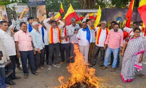 Mandya | ವಿದ್ಯಾರ್ಥಿಗಳ ಮೇಲಿನ ದೌರ್ಜನ್ಯಕ್ಕೆ ಖಂಡನೆ; ಕೇಂದ್ರ ಶಿಕ್ಷಣ ಸಚಿವ ಧರ್ಮೇಂದ್ರ ಪ್ರಧಾನ್ ಪ್ರತಿಕೃತಿ ದಹಿಸಿ ಆಕ್ರೋಶ