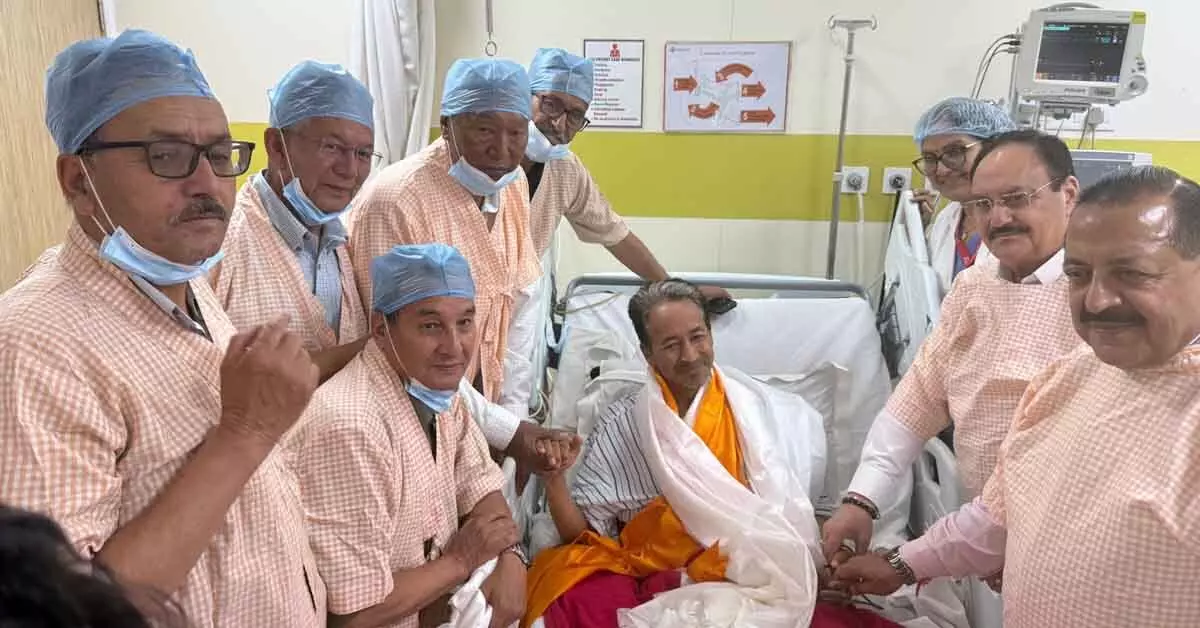 ಅನಿರ್ದಿಷ್ಟಾವಧಿ ಉಪವಾಸ ಸತ್ಯಾಗ್ರಹ ಕೊನೆಗೊಳಿಸಿದ ಸೋನಮ್ ವಾಂಗ್ಚುಕ್: ಕೇಂದ್ರ ಸಚಿವರಾದ ಜೆ.ಪಿ. ನಡ್ಡಾ, ಜಿತೇಂದ್ರ ಸಿಂಗ್ ಉಪಸ್ಥಿತಿ ಅನಿರ್ದಿಷ್ಟಾವಧಿ ಉಪವಾಸ ಸತ್ಯಾಗ್ರಹ ಕೊನೆಗೊಳಿಸಿದ ಸೋನಮ್ ವಾಂಗ್ಚುಕ್: ಕೇಂದ್ರ ಸಚಿವರಾದ ಜೆ.ಪಿ. ನಡ್ಡಾ, ಜಿತೇಂದ್ರ ಸಿಂಗ್ ಉಪಸ್ಥಿತಿ