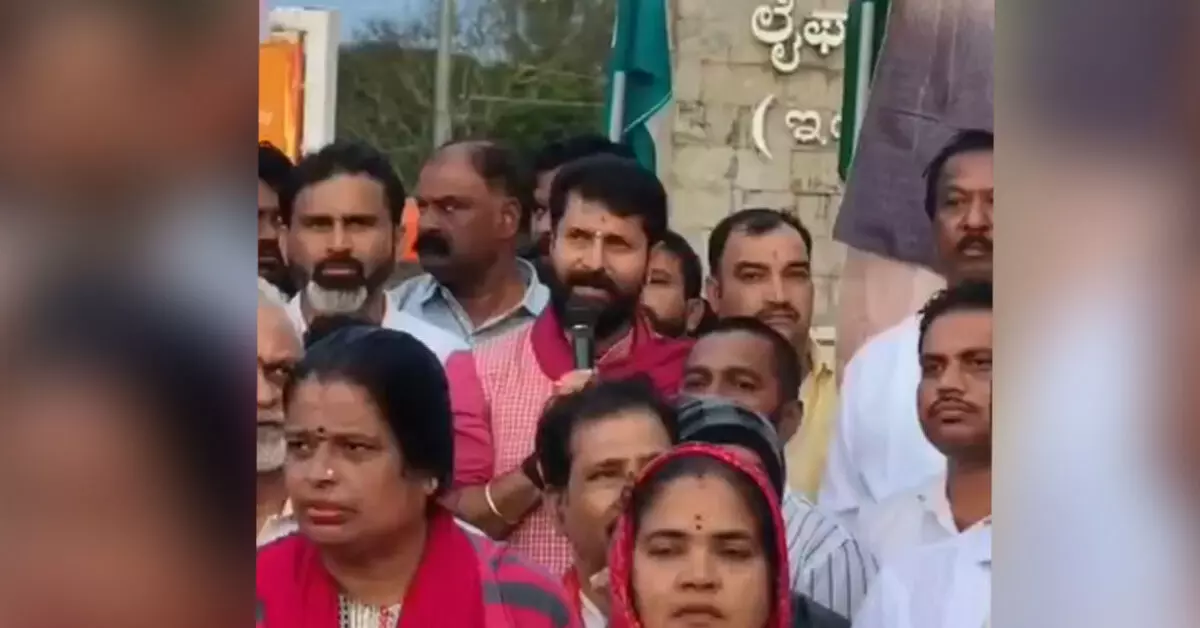 ಎದೆ ಸೀಳಿದರೆ ಮೂರು ಅಕ್ಷರ ಬರಲ್ಲ, ಮುಲ್ಲಾನಿಗೂ NEET ಪರೀಕ್ಷೆಗೂ ಏನು ಸಂಬಂಧ : ಸಿ.ಟಿ.ರವಿ ಆಕ್ಷೇಪಾರ್ಹ ಹೇಳಿಕೆ ಎದೆ ಸೀಳಿದರೆ ಮೂರು ಅಕ್ಷರ ಬರಲ್ಲ, ಮುಲ್ಲಾನಿಗೂ NEET ಪರೀಕ್ಷೆಗೂ ಏನು ಸಂಬಂಧ : ಸಿ.ಟಿ.ರವಿ ಆಕ್ಷೇಪಾರ್ಹ ಹೇಳಿಕೆ