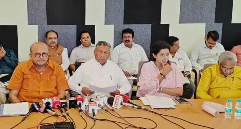 ‘ಬಿಪಿಎಲ್ ಪಡಿತರ ಚೀಟಿ’ ಆದಾಯ ಮಿತಿ 3 ಲಕ್ಷ ರೂ.ಗಳಿಗೆ ಹೆಚ್ಚಿಸಲು ಕ್ರಮ : ಸಚಿವ ಕೆ.ಎಚ್.ಮುನಿಯಪ್ಪ ‘ಬಿಪಿಎಲ್ ಪಡಿತರ ಚೀಟಿ’ ಆದಾಯ ಮಿತಿ 3 ಲಕ್ಷ ರೂ.ಗಳಿಗೆ ಹೆಚ್ಚಿಸಲು ಕ್ರಮ : ಸಚಿವ ಕೆ.ಎಚ್.ಮುನಿಯಪ್ಪ