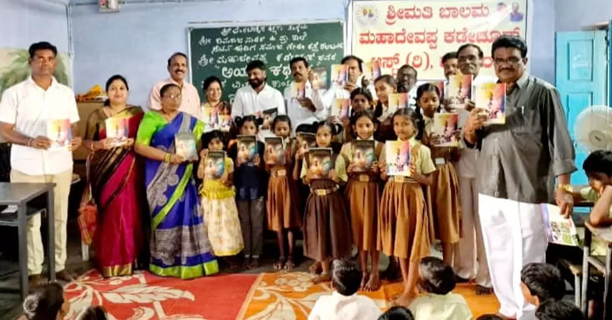Kalaburagi | ಮಹಾದೇವಪ್ಪ ಕಡೇಚೂರ್ ಕೃತಿಗಳು ವಿದ್ಯಾರ್ಥಿಗಳಿಗೆ ತಲುಪಿಸುವ ಕಾರ್ಯ ಶ್ಲಾಘನೀಯ : ಬಿ.ಎಚ್.ನಿರಗುಡಿ Kalaburagi | ಮಹಾದೇವಪ್ಪ ಕಡೇಚೂರ್ ಕೃತಿಗಳು ವಿದ್ಯಾರ್ಥಿಗಳಿಗೆ ತಲುಪಿಸುವ ಕಾರ್ಯ ಶ್ಲಾಘನೀಯ : ಬಿ.ಎಚ್.ನಿರಗುಡಿ
