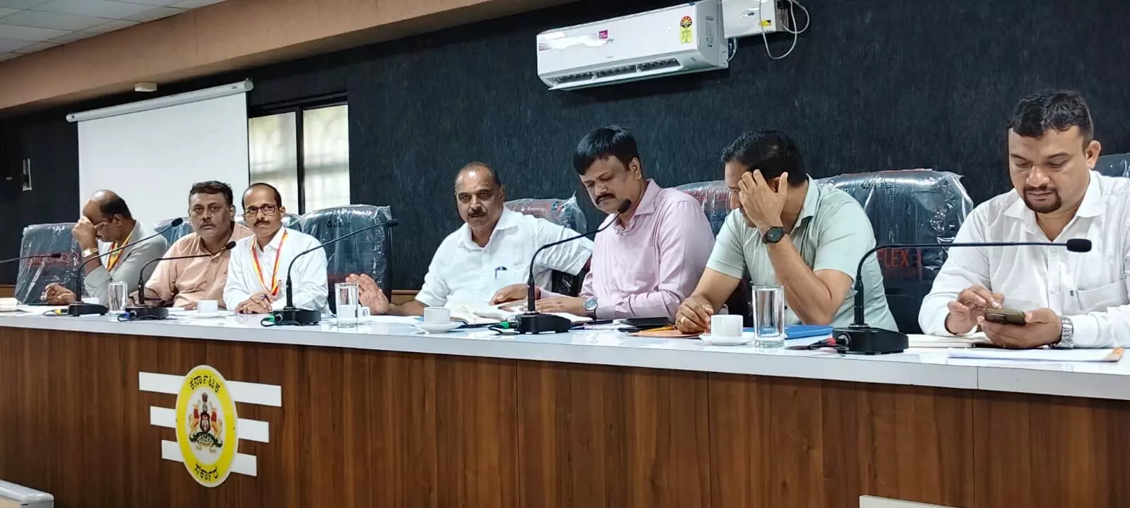 ಮಳೆ ಕೊರತೆ; ಕುಡಿಯುವ ನೀರಿನ ಸಮಸ್ಯೆ ಬಗ್ಗೆ ಮುನ್ನೆಚ್ಚರಿಕೆ ಇರಲಿ: ಅಧಿಕಾರಿಗಳಿಗೆ ಶಾಸಕ ಕೊಡ್ಗಿ ಸೂಚನೆ ಮಳೆ ಕೊರತೆ; ಕುಡಿಯುವ ನೀರಿನ ಸಮಸ್ಯೆ ಬಗ್ಗೆ ಮುನ್ನೆಚ್ಚರಿಕೆ ಇರಲಿ: ಅಧಿಕಾರಿಗಳಿಗೆ ಶಾಸಕ ಕೊಡ್ಗಿ ಸೂಚನೆ