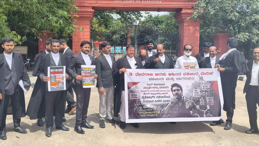 ನೀಟ್ ಹೋರಾಟದ ವಿದ್ಯಾರ್ಥಿಗಳನ್ನು ಬೆಂಬಲಿಸಿ ಹೈಕೋರ್ಟ್ ಮುಂಭಾಗದಲ್ಲಿ ವಕೀಲರ ಪ್ರತಿಭಟನೆ ನೀಟ್ ಹೋರಾಟದ ವಿದ್ಯಾರ್ಥಿಗಳನ್ನು ಬೆಂಬಲಿಸಿ ಹೈಕೋರ್ಟ್ ಮುಂಭಾಗದಲ್ಲಿ ವಕೀಲರ ಪ್ರತಿಭಟನೆ