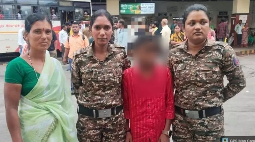 ಅಕ್ಕಪಡೆ ಸಿಬ್ಬಂದಿಗಳ ಕ್ಷಿಪ್ರ ಕಾರ್ಯಾಚರಣೆ: ಕಾಣೆಯಾಗಿದ್ದ ಬಾಲಕ ಬಸ್ನಿಲ್ದಾಣದಲ್ಲಿ ಪತ್ತೆ ಅಕ್ಕಪಡೆ ಸಿಬ್ಬಂದಿಗಳ ಕ್ಷಿಪ್ರ ಕಾರ್ಯಾಚರಣೆ: ಕಾಣೆಯಾಗಿದ್ದ ಬಾಲಕ ಬಸ್ನಿಲ್ದಾಣದಲ್ಲಿ ಪತ್ತೆ