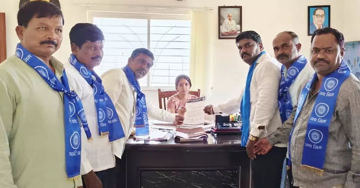 ಹುಲಸೂರ್ ಮುಖ್ಯರಸ್ತೆಯ ಡಿವೈಡರ್ಗೆ ವಿದ್ಯುತ್ ದೀಪ ಅಳವಡಿಸಲು ಮನವಿ ಹುಲಸೂರ್ ಮುಖ್ಯರಸ್ತೆಯ ಡಿವೈಡರ್ಗೆ ವಿದ್ಯುತ್ ದೀಪ ಅಳವಡಿಸಲು ಮನವಿ