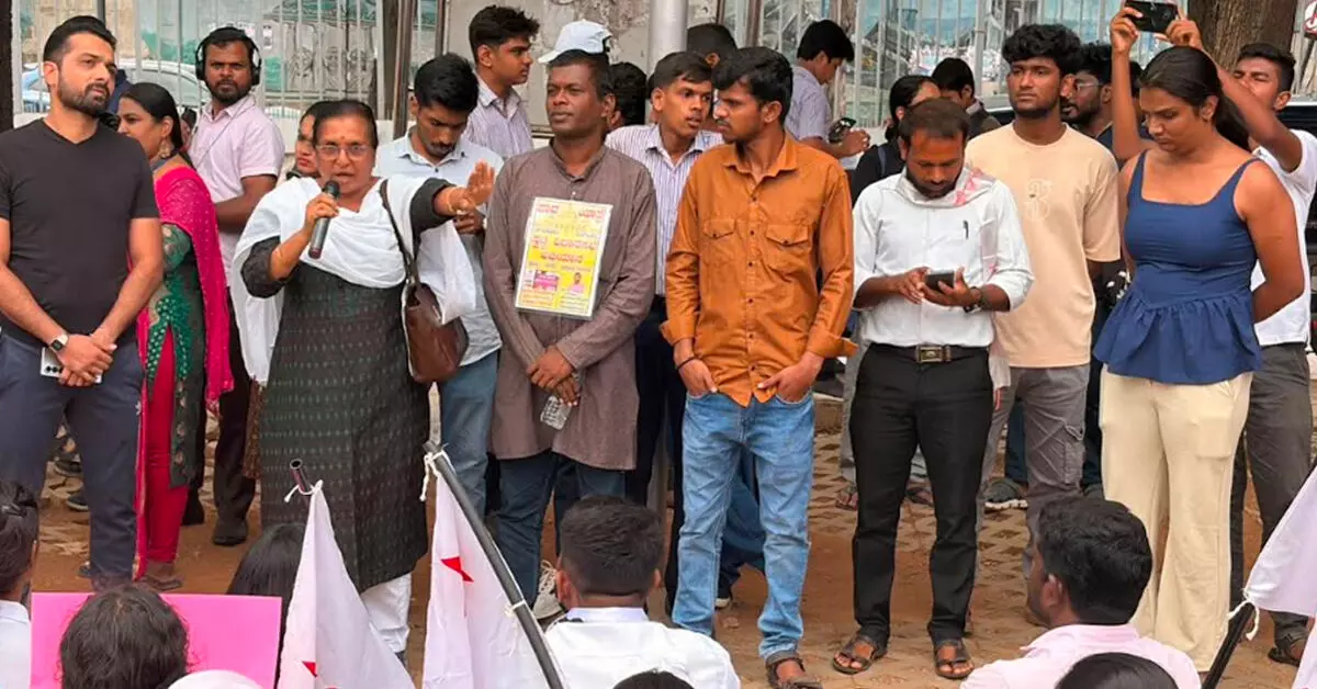 Bengaluru | ನೀಟ್ ರದ್ದುಗೊಳಿಸಲು ಆಗ್ರಹಿಸಿ ಎಸ್ಎಫ್ಐ ಹೋರಾಟ: ಶಿಕ್ಷಣ ಸಚಿವ ಧರ್ಮೇಂದ್ರ ಪ್ರಧಾನ್ ರಾಜೀನಾಮೆಗೆ ಒತ್ತಾಯ Bengaluru | ನೀಟ್ ರದ್ದುಗೊಳಿಸಲು ಆಗ್ರಹಿಸಿ ಎಸ್ಎಫ್ಐ ಹೋರಾಟ: ಶಿಕ್ಷಣ ಸಚಿವ ಧರ್ಮೇಂದ್ರ ಪ್ರಧಾನ್ ರಾಜೀನಾಮೆಗೆ ಒತ್ತಾಯ