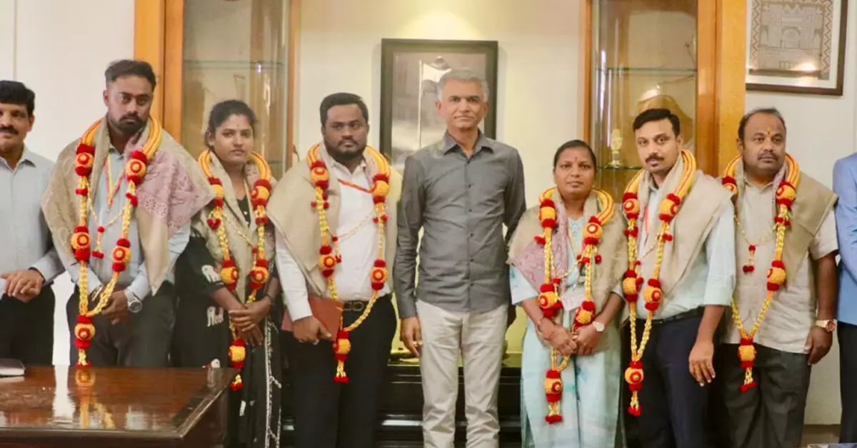 ಹಲ್ಲೆಗೊಳಗಾದರೂ ತಮ್ಮ ಕರ್ತವ್ಯ ನಿರ್ವಹಿಸಿದ ಜಿಬಿಎ ಅಧಿಕಾರಿಗಳಿಗೆ ಸನ್ಮಾನ ಹಲ್ಲೆಗೊಳಗಾದರೂ ತಮ್ಮ ಕರ್ತವ್ಯ ನಿರ್ವಹಿಸಿದ ಜಿಬಿಎ ಅಧಿಕಾರಿಗಳಿಗೆ ಸನ್ಮಾನ