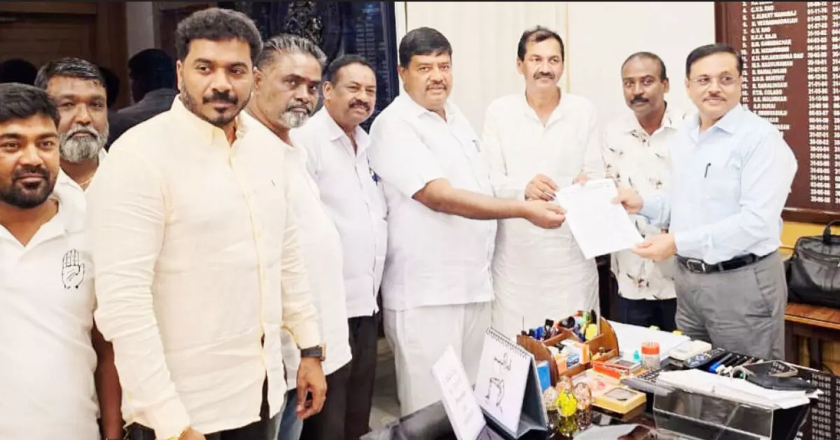 ಬಿಜೆಪಿ ಕಾರ್ಯಕರ್ತರ ವಾಹನಗಳಲ್ಲಿ ಮಾರಕಾಸ್ತ್ರ ಪತ್ತೆ ಆರೋಪ; ಪೊಲೀಸ್ ಮಹಾನಿರ್ದೇಶಕರಿಗೆ ಕೆಪಿಸಿಸಿ ದೂರು ಬಿಜೆಪಿ ಕಾರ್ಯಕರ್ತರ ವಾಹನಗಳಲ್ಲಿ ಮಾರಕಾಸ್ತ್ರ ಪತ್ತೆ ಆರೋಪ; ಪೊಲೀಸ್ ಮಹಾನಿರ್ದೇಶಕರಿಗೆ ಕೆಪಿಸಿಸಿ ದೂರು