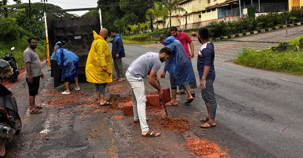 ಶಿರ್ವ: ಶ್ರಮದಾನದ ಮೂಲಕ ರಸ್ತೆ ಗುಂಡಿ ಮುಚ್ಚಿದ ಯುವಕರು ಶಿರ್ವ: ಶ್ರಮದಾನದ ಮೂಲಕ ರಸ್ತೆ ಗುಂಡಿ ಮುಚ್ಚಿದ ಯುವಕರು