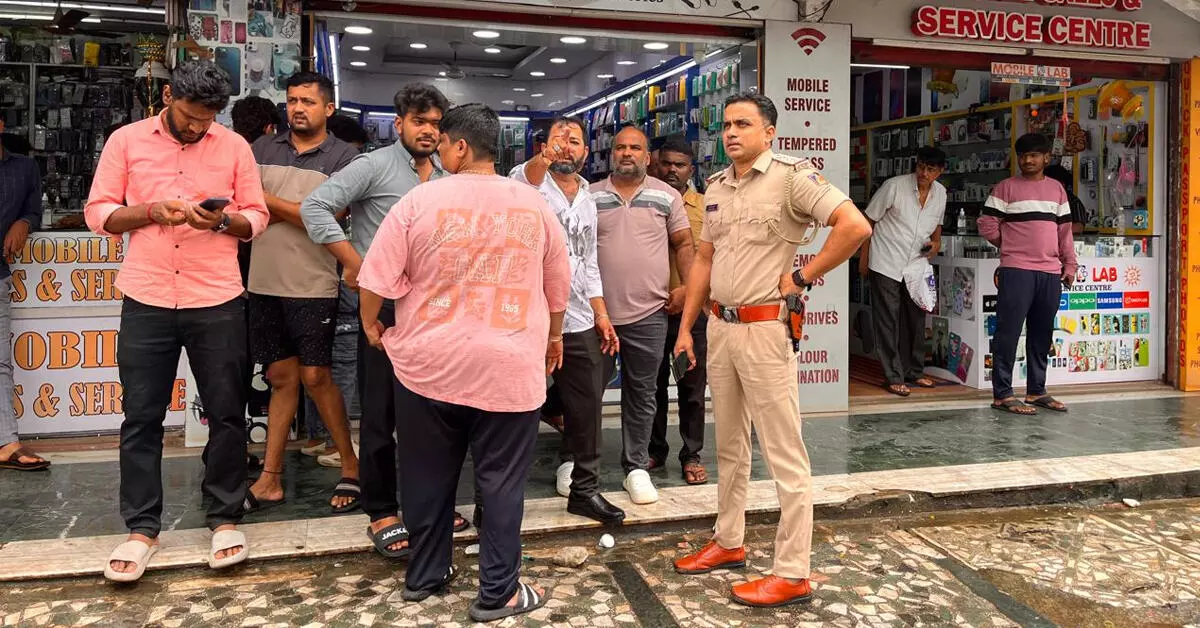 Mangaluru | ಲಾಲ್ ಬಾಗ್ ಬಳಿ ರೌಡಿ ಶೀಟರ್ ಮೇಲೆ ಮಾರಕಾಸ್ತ್ರದಿಂದ ದಾಳಿ Mangaluru | ಲಾಲ್ ಬಾಗ್ ಬಳಿ ರೌಡಿ ಶೀಟರ್ ಮೇಲೆ ಮಾರಕಾಸ್ತ್ರದಿಂದ ದಾಳಿ
