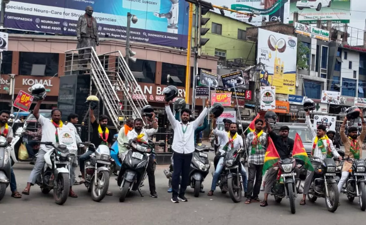 ಕಲಬುರಗಿ | ಹೆಲ್ಮೆಟ್ ಧರಿಸಿ – ಜೀವ ಉಳಿಸಿ: ಜನಜಾಗೃತಿ ಬೈಕ್ ರ್ಯಾಲಿ ಕಲಬುರಗಿ | ಹೆಲ್ಮೆಟ್ ಧರಿಸಿ – ಜೀವ ಉಳಿಸಿ: ಜನಜಾಗೃತಿ ಬೈಕ್ ರ್ಯಾಲಿ