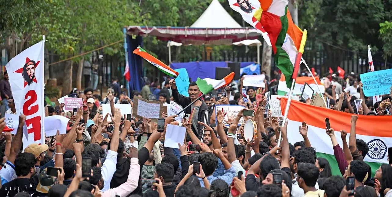 ಧರ್ಮೇಂದ್ರ ಪ್ರಧಾನ್ ರಾಜೀನಾಮೆ: ಬೆಂಗಳೂರಿನಲ್ಲಿ ವಂದೇ ಮಾತರಂ, ರಾಷ್ಟ್ರಗೀತೆ ಹಾಡಿ ‘Gen Z’ ಸಂಭ್ರಮ ಧರ್ಮೇಂದ್ರ ಪ್ರಧಾನ್ ರಾಜೀನಾಮೆ: ಬೆಂಗಳೂರಿನಲ್ಲಿ ವಂದೇ ಮಾತರಂ, ರಾಷ್ಟ್ರಗೀತೆ ಹಾಡಿ ‘Gen Z’ ಸಂಭ್ರಮ