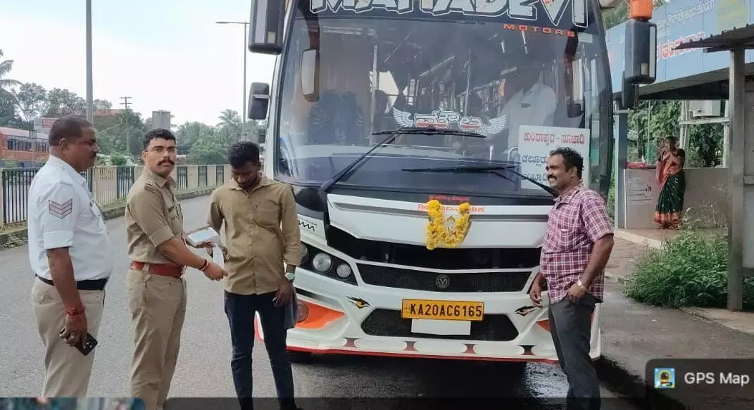 ಖಾಸಗಿ ಬಸ್ಗಳಿಗೆ ಬಾಗಿಲು ಅಳವಡಿಕೆ ಕಡ್ಡಾಯ ಆದೇಶ: ನಿಯಮ ಮೀರಿದ ಬಸ್ಸುಗಳಿಗೆ ಕುಂದಾಪುರದಲ್ಲಿ ದಂಡ ಪ್ರಯೋಗ ಖಾಸಗಿ ಬಸ್ಗಳಿಗೆ ಬಾಗಿಲು ಅಳವಡಿಕೆ ಕಡ್ಡಾಯ ಆದೇಶ: ನಿಯಮ ಮೀರಿದ ಬಸ್ಸುಗಳಿಗೆ ಕುಂದಾಪುರದಲ್ಲಿ ದಂಡ ಪ್ರಯೋಗ