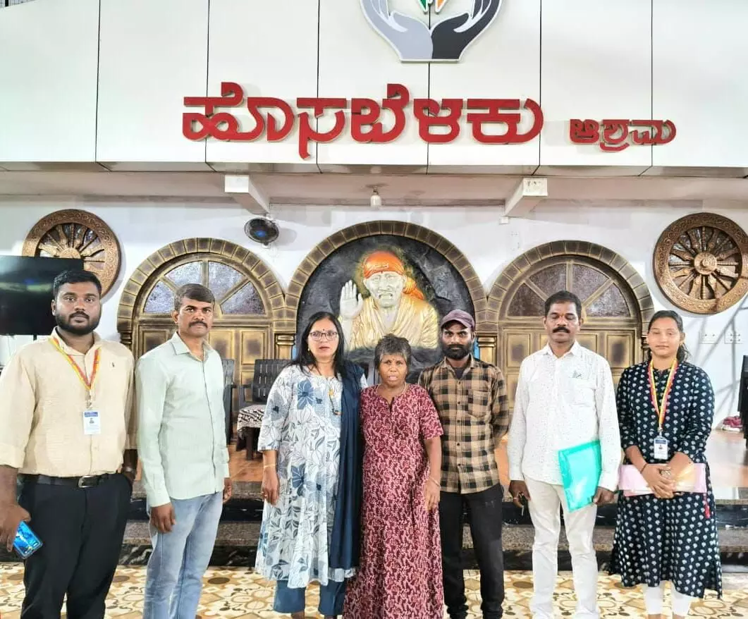 ಅಸಹಾಯಕ ಸ್ಥಿತಿಯಲ್ಲಿದ್ದ ಹಿರಿಯ ಮಹಿಳೆ ಕುಟುಂಬಕ್ಕೆ ಮರುಸೇರ್ಪಡೆ ಅಸಹಾಯಕ ಸ್ಥಿತಿಯಲ್ಲಿದ್ದ ಹಿರಿಯ ಮಹಿಳೆ ಕುಟುಂಬಕ್ಕೆ ಮರುಸೇರ್ಪಡೆ