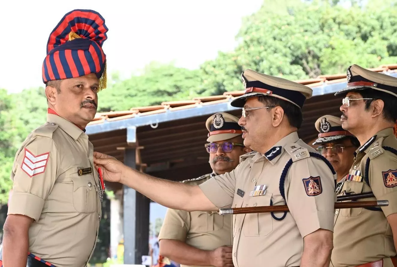 ಭಟ್ಕಳ| ಹೆಡ್ ಕಾನ್ಸ್ಟೆಬಲ್ ದೀಪಕ್ ನಾಯಕ್ಗೆ ಡಿಜಿ–ಐಜಿಪಿ ಪ್ರಶಂಸಾ ಪದಕ ಭಟ್ಕಳ| ಹೆಡ್ ಕಾನ್ಸ್ಟೆಬಲ್ ದೀಪಕ್ ನಾಯಕ್ಗೆ ಡಿಜಿ–ಐಜಿಪಿ ಪ್ರಶಂಸಾ ಪದಕ