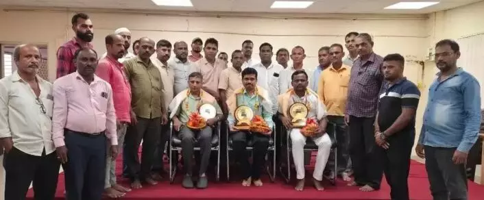 ಭಟ್ಕಳ| ಆಯುಷ್ಮಾನ್ ಭಾರತ ಯೋಜನೆಯಲ್ಲಿ ಸಾಧನೆ: ವೈದ್ಯರು, ಸಿಬ್ಬಂದಿಗೆ ಆಟೋ ಚಾಲಕರಿಂದ ಸನ್ಮಾನ ಭಟ್ಕಳ| ಆಯುಷ್ಮಾನ್ ಭಾರತ ಯೋಜನೆಯಲ್ಲಿ ಸಾಧನೆ: ವೈದ್ಯರು, ಸಿಬ್ಬಂದಿಗೆ ಆಟೋ ಚಾಲಕರಿಂದ ಸನ್ಮಾನ