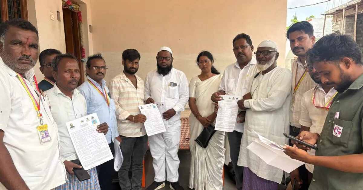 Jewargi | ಸೊನ್ನ ಗ್ರಾಮದಲ್ಲಿ ಗೃಹ ಜ್ಯೋತಿ ಯೋಜನೆ ಪರಿಷ್ಕರಣೆ ಆನ್ಲೈನ್ ಅರ್ಜಿ ಸಲ್ಲಿಕೆಗೆ ಚಾಲನೆ Jewargi | ಸೊನ್ನ ಗ್ರಾಮದಲ್ಲಿ ಗೃಹ ಜ್ಯೋತಿ ಯೋಜನೆ ಪರಿಷ್ಕರಣೆ ಆನ್ಲೈನ್ ಅರ್ಜಿ ಸಲ್ಲಿಕೆಗೆ ಚಾಲನೆ